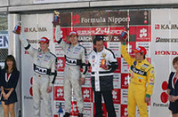 小暮（中央）、ロッテラー（左）とともに、自らのチームの１-2フィニッシュに喜ぶPIAA NAKAJIMAの中嶋悟監督（小暮の右）。併催の全日本F3選手権では、息子の中嶋一貴がデビュー戦のダブルヘッダーでいきなり連勝。嬉しさも2倍となったようだ。