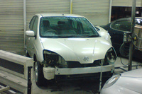 知り合いの板金屋さんにてオールペンされる直前の初代「プリウス」。