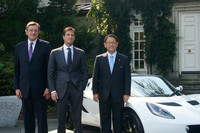 写真左から、デビッド・ウォレン駐日大使、ダニー・バハー ロータスCEO、豊田章男トヨタ自動車社長。