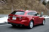 MT仕様は「XD」のセダンとワゴン両方に設定。オプションで、衝突回避支援ブレーキ機能やレーダークルーズコントロールなどと組み合わせることもできる。（写真はAT仕様）