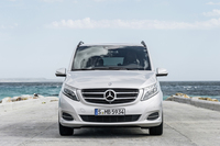 押し出しの利いたグリルが特徴的なフロントまわり。「アバンギャルド」では、LEDヘッドランプなどが標準装備となる。