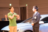 顧客（写真左）を演じるのはプロの俳優。
    