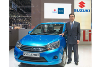 「スズキ・セレリオ」と、スズキの鈴木俊宏副社長。
    