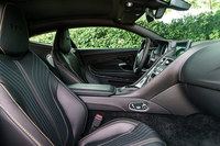 「DB11」のインテリア。前席にはシートヒーターや、ドアミラーと連動したメモリー機能付きの電動調整機構などが備わる。