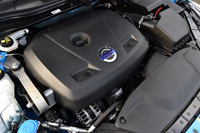 新しい2リッター直4ターボエンジンは245psと35.7kgmを発生する。JC08モードの燃費値は、従来比で約14％向上の15.1km/リッターへ。