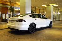 途中無充電で約450kmを走り終え、ウェスティン都ホテル京都に到着した「モデルS」。