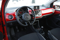 正面のデザインパネルはグレードによりカラーを選ぶことができる。収納スペースはセンターコンソール、グローブボックスのほかドアポケットにも備わる。
    