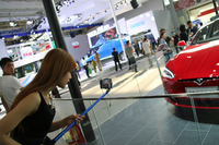 「テスラ・モデルS」を撮影するウェブサイトの女性リポーター。