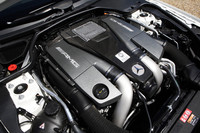 「SL63 AMG」に搭載される5.5リッターV型8気筒ターボエンジン。AMGパフォーマンスパッケージ装着車にはカーボンファイバーのエンジンカバーが備わる。またパフォーマンスも向上しており、標準モデルに比べ最高出力が27psアップの564ps、最大トルクは10.2kgmアップの91.8kgmを発生する。