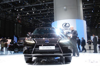 「レクサスRX450h」。スピンドル（糸巻き）グリルがさまになっている。