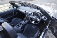 インパネの5連メーターは新たにデザインされたもの。オーディオユニット上方のパネルや、空調吹き出し口のリングなど、全般に“光りモノ”が多用されている。なお、テスト車は、ディーラーオプションのHDDナビゲーションシステム（34万800円）付き。