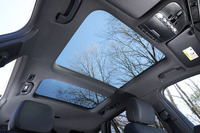 写真の「パノラミックスライディングルーフ」は、「GLC250 4MATICスポーツ（本革仕様）」の専用装備。ほかのグレードでは、オプションでも選べない。