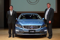 ボルボ・カー・ジャパン代表取締役社長のアラン・デッセルス氏（左）とヤン・イバーソン氏（右）。車両は2014年モデルの「V60」。