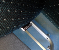 車内の改装に伴って新設されたシートに、おしゃれなタグが……と思ったら、単に「抗菌」と書かれていただけだった。ピサ中央駅と空港を結ぶ車両。