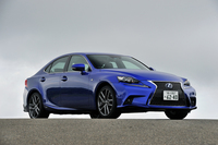 レクサスIS300h“Fスポーツ”
    ボディーサイズ：全長×全幅×全高＝4665×1810×1430mm／ホイールベース：2800mm／車重：1670kg／駆動方式：FR／エンジン：2.5リッター直4 DOHC 16バルブ／モーター：交流同期電動機／トランスミッション：CVT／エンジン最高出力：178ps/6000rpm／エンジン最大トルク：22.5kgm/4200-4800rpm／モーター最高出力：143ps／モーター最大トルク：30.6kgm／タイヤ：（前）225/40R18 （後）255/35R18／価格：538万円