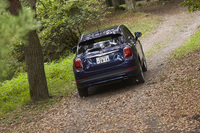 ボディーカラーは、テスト車に採用されていた「ブルーアバター」を含む全7色。グレードによって設定が異なり、ソリッドカラーの「ブラック」は「ポップスター」のみ、パールペイントの「パールレッド」は「クロスプラス」のみに用意される。