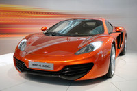 イギリスはウォーキングのマクラーレン・テクノロジー・センターで公開された「MP4/12C」。良好な前方視界を確保するためにボンネットは低く、前輪の位置を把握しやすくするためにフロントフェンダーの“峰”を明確にしたという。
