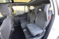 「TSIトレンドライン」を除く2グレードにオプション設定される「インテグレーテッドチャイルドシート」。