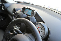 テスト車にはiPhoneをMINIビジュアルブーストと連携させ、ナビゲーションやソーシャルネットワーキングサービスを利用することができる「ナビゲーションパッケージ」（14万5000円）が装着されていた。