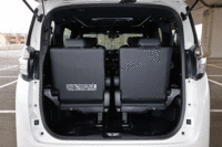 3列目シートは前後にスライドし、左右に跳ね上げることもできる。（写真をクリックすると荷室のアレンジが見られます）