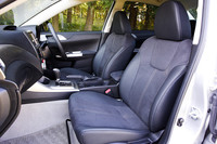 ハッチバックにはアイボリー内装が用意されていたが、アネシスはブラックのみ。2.0i-Sのシートは、パールスエード／本革のコンビネーションで、センターのステッチが特徴。床面がアイボリーなのもこのグレードだけ。