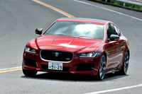 ジャガーお得意のアルミモノコックが採用されている。従来型「XF」と比較して、剛性は20％強化されている。