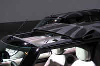 ソフトトップには「スライディング・ルーフ機能」が備わっている。