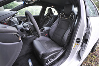 革とスエード混成のレカロ16ウェイパフォーマンスシートが標準で装備される。