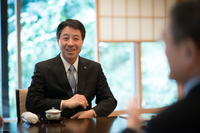 小飼雅道／Masamichi Kogai
    1954年生まれ、長野県出身。東北大学工学部を卒業し、77年東洋工業入社。車両技術部長、防府工場長、オートアライアンスタイランド社長などを務め、2013年より代表取締役社長兼CEOを務める。
    