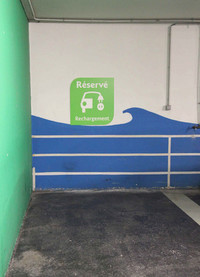 【写真11】壁面に記された白線。ここはモナコが国を挙げて普及に努めているEV専用駐車場。