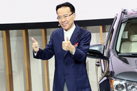 ソウルショーの会場で、韓国トヨタの中林尚夫社長を発見。直撃したところ、「いつでもどこでもトヨタ。謙虚に努力しなければいけません」とのコメントをいただきました。