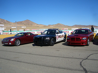 左から「キャデラックXLR-V」「ダッジ・チャージャーパトカー」「チャージャーSRT8」。どれも尖がりシェイプで、速そう！