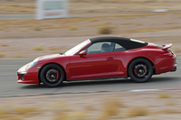 ロサンゼルス郊外のウィロースプリングス・レースウェイを行く「911カレラGTSカブリオレ」。
