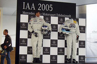 写真をよく見ると……。