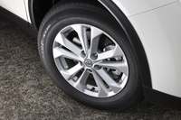 225/65R17というタイヤサイズはガソリン車と共通だが、ハイブリッド車には専用の低転がり抵抗タイヤが採用されている。
    