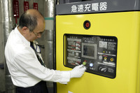 充電は簡単。急速充電器にある充電コネクターをリーフの急速充電ポートに挿し、充電開始ボタンを押すだけ。残量にもよるが約30分で80％まで充電ができる。