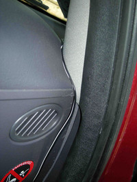 ダッシュボード／Aピラーとボディの隙間に電源ケーブルを埋めることにした。