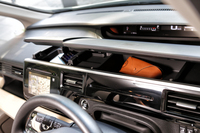 運転席の前方、ダッシュボードの部分には2分割の小物入れが設けられている。