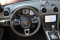 オプションで用意される360φの小径ステアリングホイール。標準仕様のステアリングは375φとなっている。