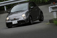 “三輪車”になりながらコーナーを攻める「アバルト695ビポスト」。