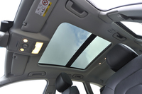 
	オプションのパノラマサンルーフ。
	