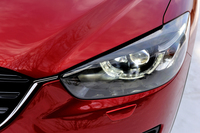 LEDヘッドランプが全車標準装備となり、さらに「Lパッケージ」では「アダプティブLEDヘッドライト」（写真）が標準で備わる。