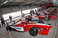 手前の2001年のテストカーである「TF101」から、年代順にズラリと並べられた9台のF1マシン。なかなか壮観だった。