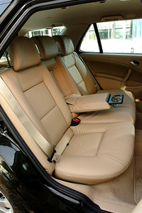 リアシートは6：4のダブルフォールディング式。後席の座面も長く、座面と背面の継ぎ目部分からは、オシリをサポートするクッションが引き出せる
	 