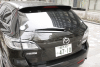 リアゲートの開閉に連動して、伸縮可動する「カラクリトノボード」は、スポーツワゴン全車に標準装備される。
	写真をクリックするとシートが倒れるさまが見られます。