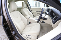 オプション「レザーパッケージ」装着車の本革シート。写真はガソリン車のものだが、ディーゼル車でも違いはない。