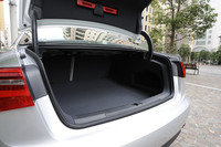 荷室の容量は530リッター。分割可倒式のリアシートを倒して、スペースを拡大することもできる。