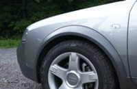 インパネのスイッチで車高をもっとも高めると、クリアランスは208mmになり、一般走行で遭遇する“障害”はなんなくクリアできる。
	写真をクリックすると、車高調節が段階的に見られます。
	 