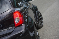 90mm拡幅された前後のトレッドに合わせて張り出したフェンダー。オーテックが誇る、ボディーワークの“匠（たくみ）”の手によるものだ。