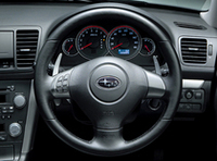 特別装備のMOMO製本皮巻きステアリングホイール